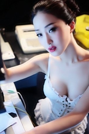 小婕子伦流澡到高潮视频