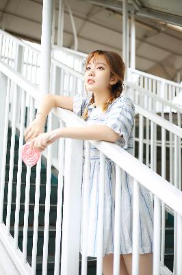 妻子在丈夫面前被快递员欺负