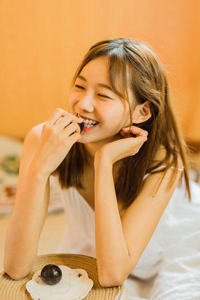 局长边摸边吃奶边做爰