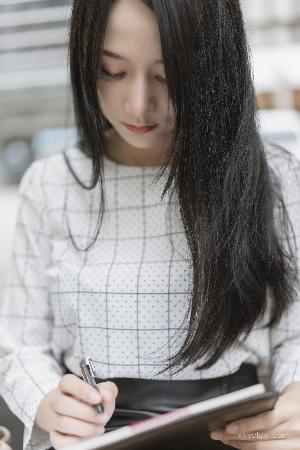 局长边摸边吃奶边做爰